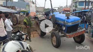 जमुई: एचडीएफसी बैंक के पास पुलिस द्वारा पीछा किए जा रहे बालू लदे ट्रैक्टर के पलटने की घटना