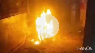 कोल: सराय मियां में घर के दरवाजे पर खड़ी बाइक में अज्ञात लोगों ने लगाई आग, पीड़ित ने पुलिस से की कार्रवाई की मांग