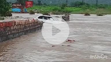 झालरापाटन: जवरिया खाल में तेज बहाव में बही कार, झालरापाटन में पुलिस ने चार लोगों को सुरक्षित बचाया