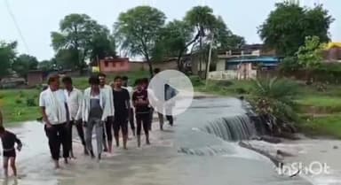 गुना: म्याना के कटरा मोहल्ला की पुलिया में बारिश से हुआ बड़ा कटाव, हो सकता है हादसा, लोगों ने मरम्मत की उठाई #jansamasya