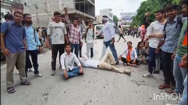 भीलवाड़ा: एबीवीपी ने एमएलवी कॉलेज के बाहर कॉलेज की सीटों में 20% बढ़ोतरी की मांग को लेकर रोड जाम किया, पुलिस ने हस्तक्षेप किया