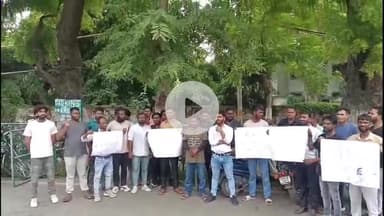 कोल: JNMC में कैजुअल वर्कर्स ने फिक्स वेतन या डेली वेजर की मांग को लेकर रजिस्ट्रार कार्यालय के बाहर किया प्रदर्शन