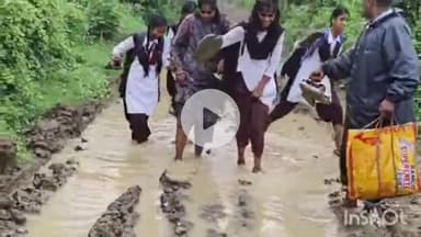 चरपोखरी: रामप्रसाद रोशन+2 उच्च विद्यालय माझीयांव जाने वाली कीचड़युक्त कच्ची सड़क से बच्चे व शिक्षक परेशान #jansamasya
