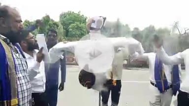 भीलवाड़ा: ज़िला कलेक्ट्रेट पर संविधान बचाओ संघर्ष समिति ने प्रदर्शन कर शिक्षा मंत्री का पुतला किया दहन, ज्ञापन सौंपा