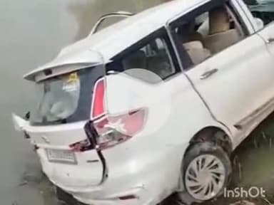 श्योपुर: भोगीका तिराहे पर भीषण सड़क हादसा, अर्टिगा कार खंभे से टकराई, दो की मौत, पांच घायल