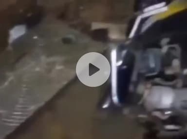 ग्वालियर गिर्द: उरवाई गेट पर सड़क में पानी भरने के कारण खुले चेंबर में घुसा बाइक सवार, वीडियो आया सामने