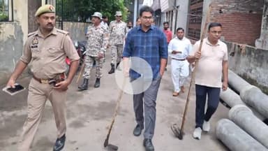 बरेली: बरेली सिटी स्टेशन के पास नगर आयुक्त ने खुद फावड़ा उठाकर चलाया सफाई अभियान