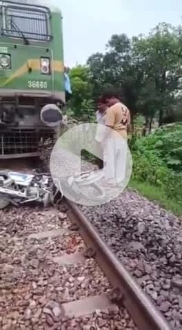 लंभुआ: कोतवाली देहात क्षेत्र के पाखरौली रेलवे स्टेशन के पास बंद रेलवे गेट पार करते समय ट्रेन से टकराई बाइक