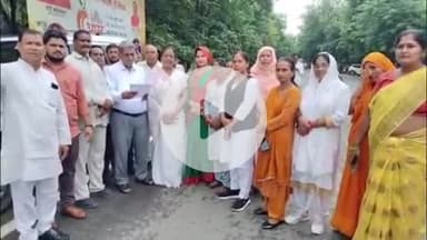 फिरोज़ाबाद: SP सांसद डिम्पल यादव पर मौलाबी द्वारा की गई अभद्र टिप्पणी के विरोध में महिला प्रकोष्ठ की कार्यकर्ताओं ने किया प्रदर्शन