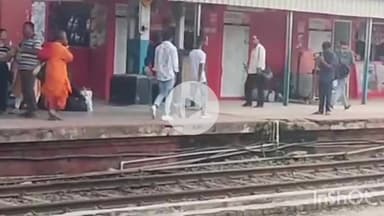 जमुई: जमुई रेलवे स्टेशन पर रील बना रहा था युवक, पुलिस ने लगाई फटकार