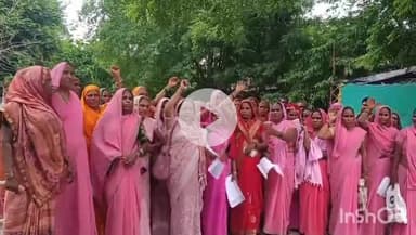 उरई: उरई में गुलाबी गैंग की महिलाओं ने प्रधानमंत्री गरीब आवास योजना को लेकर अधिकारियों पर प्रताड़ना का आरोप लगाया