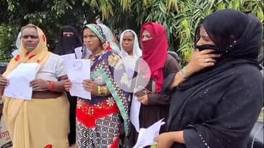 कोल: टीचर्स कॉलोनी में महिलाओं के दस्तावेजों पर ₹28 लाख लेकर एक महिला हुई फरार, महिलाओं ने डीएम से की शिकायत