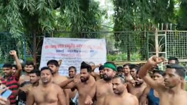 कांके: राजभवन के पास 108 एम्बुलेंस सेवा के कर्मचारी मानदेय की मांग को लेकर कर रहे अर्धनग्न हड़ताल