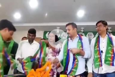 कांके: हरमू स्थित आजसू कार्यालय में मिलन समारोह का आयोजन, जेएमएम छात्र मोर्चा के कई सदस्य आजसू में हुए शामिल