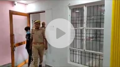 बलरामपुर: चोरघटिया में छत पर सो रहे पिता पर बेटे ने धारदार हथियार से किया हमला, पुलिस ने किया गिरफ्तार, एसपी ऑफिस में हुआ खुलासा