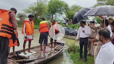 कालपी: कालपी में यमुना के बढ़ते जलस्तर से बाढ़ की स्थिति, दो गांवों के संपर्क मार्गों में भरा पानी, 500 की आबादी प्रभावित