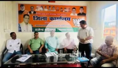 ऋषिकेश: बनखंडी स्थित जिला HQ में भाजपा जिला अध्यक्ष राजेंद्र तड़ियाल की अध्यक्षता में चुनाव के बाद समीक्षा बैठक हुई