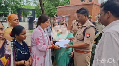 उरई: उरई में मैनपुरी सांसद डिंपल यादव पर मौलाना की टिप्पणी के खिलाफ कार्यकर्ताओं ने किया प्रदर्शन, ASP को सौंपा ज्ञापन