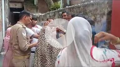 कोल: अलीगढ़ में शिकायत पर पहुंचे दारोगा और सिपाही के साथ बदसलूकी, फाड़ी वर्दी और तोड़ा चश्मा