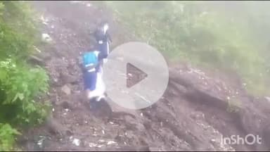 राजगढ़ी: दुर्बिल गांव के ग्रामीण और स्कूली बच्चे एक सप्ताह से क्षतिग्रस्त पैदल मार्ग से जोखिम के साथ आवाजाही करने को विवश हैं