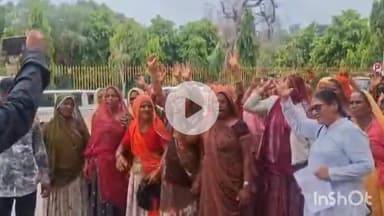 भीलवाड़ा: तिलौली की महिलाओं ने कलेक्ट्रेट पर किया प्रदर्शन, कहा- ₹500 नहीं देने पर सचिव मनरेगा से काट देता है नाम