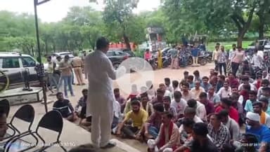 इंदरगढ़: नगर के दालमी लरोड से मांस तस्करी करते एक युवक को पुलिस ने पकड़ा, गोसेवकों ने थाने पर किया धरना प्रदर्शन, मामला दर्ज