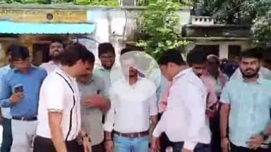 कसिया: कसया के अधीक्षण अभियंता कार्यालय पर विद्युतकर्मियों ने अनिश्चितकालीन धरना शुरू, भाजपा नेता पर मुकदमा दर्ज करने की मांग