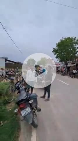 बलरामपुर जनपद में यूरिया खाद के लिए किसान परेशान। जिम्मेदार अफसरों का दावा किया जा रहा है कि पर्याप्त मात्रा में खाद उपल