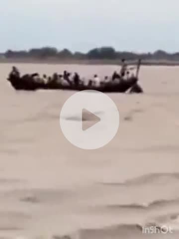 शाम्हो अकहा कुरहा: मटिहानी से शाम्हो जा रही यात्रियों से भरी नाव गंगा में तेज़ लहरों में फंसी