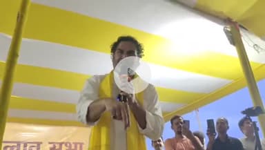 बारुन: सिरिस हाईस्कूल खेल मैदान में प्रशांत किशोर ने की जनसभा, कहा- बोरा हटाकर पीठ पर बस्ता देने आए हैं