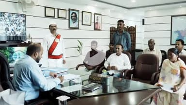 कोडरमा: समाहरणालय में उपायुक्त के जनता दरबार में ज़मीन पर कब्ज़ा, संपत्ति विवाद और सड़क निर्माण समेत कई मामले आए