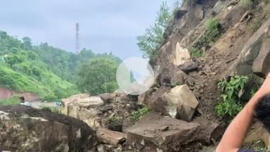 झंडूता: पपलोआ के पास मल्होट रोड पर ढांग से गिरे पत्थर, मार्ग हुआ बंद