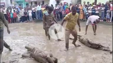 जांजगीर: जांजगीर की पुरानी बस्ती में हुआ नगमत, नागपंचमी पर दशकों से चली आ रही परंपरा, कीचड़ में सांप की तरह लोटने की है परंपरा