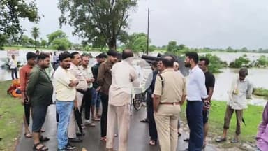 बीना: ग्राम गोदना: शिलार नदी की पुलिया डूबी, रास्ता बंद, एसडीआरएफ ने लोगों को सुरक्षित निकाला