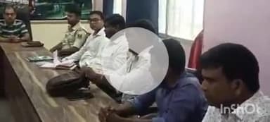 छौड़ाही: छौड़ाही प्रखंड कार्यालय में पूर्व में उठाए मुद्दों की समीक्षा को लेकर हुई बैठक, बीडीओ भी रहे मौजूद