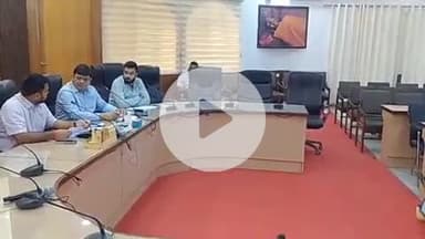 कप्तानगंज: कुशीनगर के डीएम ने 15 अधिकारियों का वेतन बाधित किया, 1 का स्पष्टीकरण तलब करने के दिए निर्देश