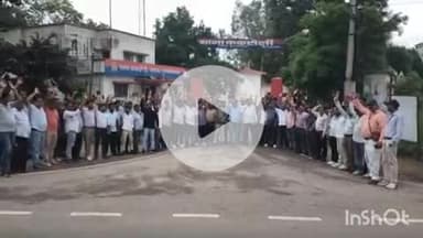 जानसठ: ककरौली पुलिस स्टेशन परिसर पर सैकड़ों पत्रकार पहुंचे, फर्जी मुकदमे को लेकर पत्रकारों में भारी आक्रोश