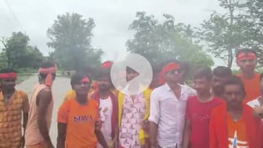 रफीगंज: रफीगंज से सैकड़ों श्रद्धालुओं ने पैदल जाकर मदनपुर थाना क्षेत्र के वार नाग बाबा पर चढ़ाया दूध-लावा