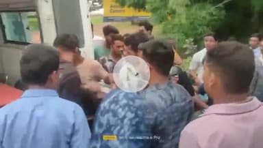 टीकमगढ़: बजरंगखेरा गांव के पास तेज रफ्तार वाहन ने बाइक चालक को मारी टक्कर, गंभीर रूप से घायल