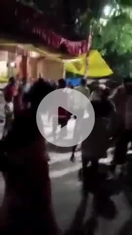 घाटमपुर: घाटमपुर के कुष्मांडा मंदिर परिसर में बच्चों के विवाद में बड़ों के बीच जमकर चले लाठी-डंडे, वीडियो सोशल मीडिया पर वायरल