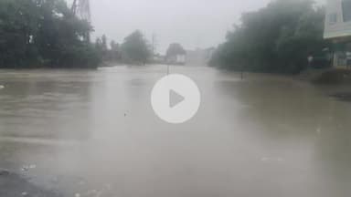 बीना: लगातार बारिश से नदी-नाले उफान पर, भारी बारिश से देहरी पुल डूबा, यातायात ठप