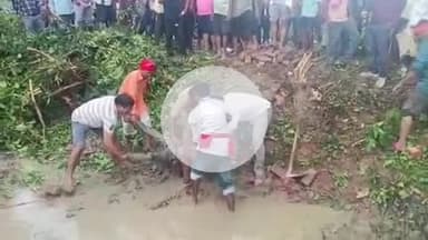 लंभुआ: लम्भुआ थानाध्यक्ष और एसएसआई का दिखा मानवीय चेहरा, चौकिया रोड परशुराम में कीचड़ से सना शव गड्ढे से निकाला बाहर