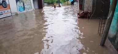 silawni साई खेड़ा मे भारी बारिश से गांव के घर रो मे भारा पानी जेसे लोगो हो रही हे मुस केल का सामन कर न पड राह है