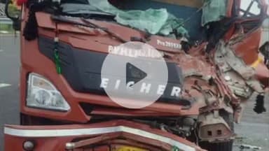 कादीपुर: पूर्वांचल एक्सप्रेस-वे के किमी 145 पर डीसीएम और ट्रक के बीच हुई टक्कर, चालक को लगी चोट