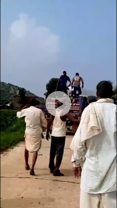 वैर: गांव सीता मे अवैध खनन माफियाओं ने हथियार के बल पर ग्रामीणों को डराने का किया प्रयास,वीडियो सोशल मीडिया पर #वायरल