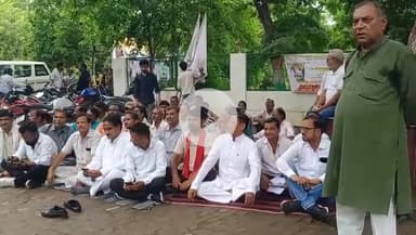 उरई: कलेक्ट्रेट सभागार में नगर के लोगों ने किया धरना प्रदर्शन, पुल निर्माण की जांच की मांग की