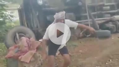 చిట్యాల: పట్టణ కేంద్రంలో ట్రాక్టర్లను ఓవర్టేక్ చేయబోయి అదుపుతప్పి చెట్ల పొదల్లోకి దూసుకెళ్లి బోల్తా పడిన లారీ