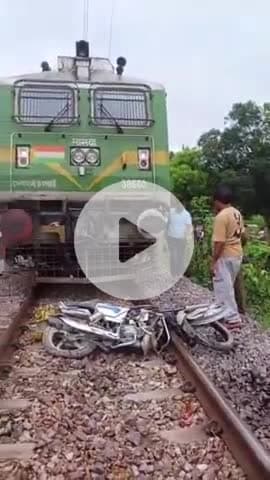 लंभुआ: लखनऊ-वाराणसी रेलमार्ग पर बंद रेलवे गेट पार करते समय ट्रेन से टकराई बाइक, चालक भागा; लहसुन से लदी बाइक इंजन में फंसी