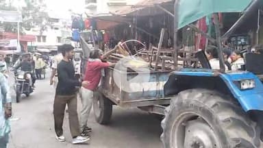 बड़गांव: धानमंडी क्षेत्र में अवैध अतिक्रमण पर निगम ने की बड़ी कार्रवाई, दुकानों के बाहर रखा सामान किया ज़ब्त