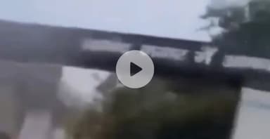 ग्वालियर गिर्द: आनंद नगर गेट पर धंसी सड़क में फंसा ऑटो, वीडियो वायरल